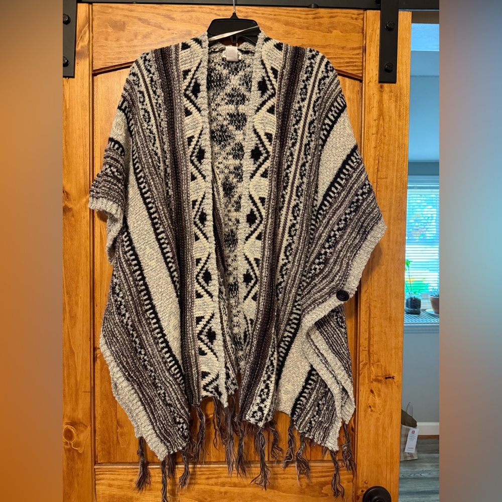 Waverly Black and White Knit BoHo style poncho